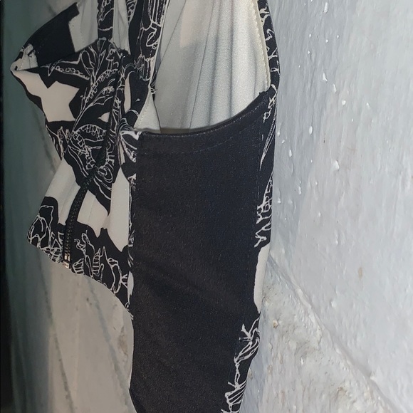 Beautiful Floral Black & White Crop Tank Top! - Picture 3 of 4